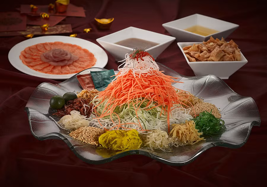 Yeesang (hay còn gọi là Yu sheng): Vào dịp đầu năm, người dân Malaysia thường ăn món yeesang, món ăn được xem là đem lại may mắn cho người thưởng thức. Đây là một loại sa lát kiểu Á gồm vô số những loại cá sống thái mỏng cùng rau củ xắt nhỏ. Đây cũng là món ăn ngày Tết của người Singapore.