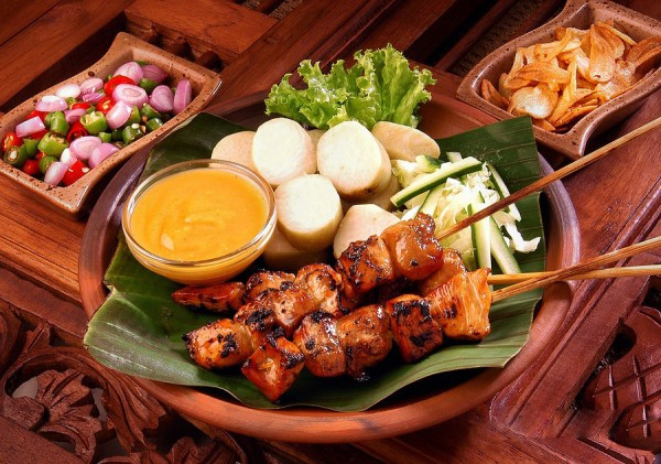 Thịt nướng Satay: Không chỉ là món ăn tết cổ truyền Malaysia – lễ hội Hari Raya, thịt nướng Satay thơm lừng nổi danh là món ăn đường phố bán chạy nhất Malaysia.