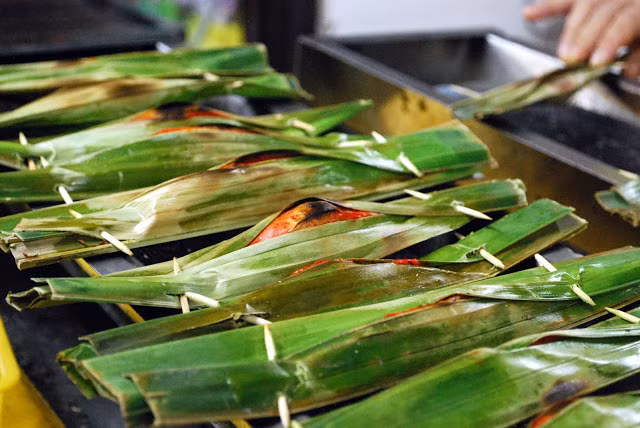 Món Otak Otak nổi bật với hương thơm nồng nàng cùng những gia vị đặc trưng cho ẩm thực Lễ hội Hari Raya Malaysia và dần trở thành món ăn không thể quên đối với nhiều thực khách đến thăm thiên đường du lịch Malaysia.