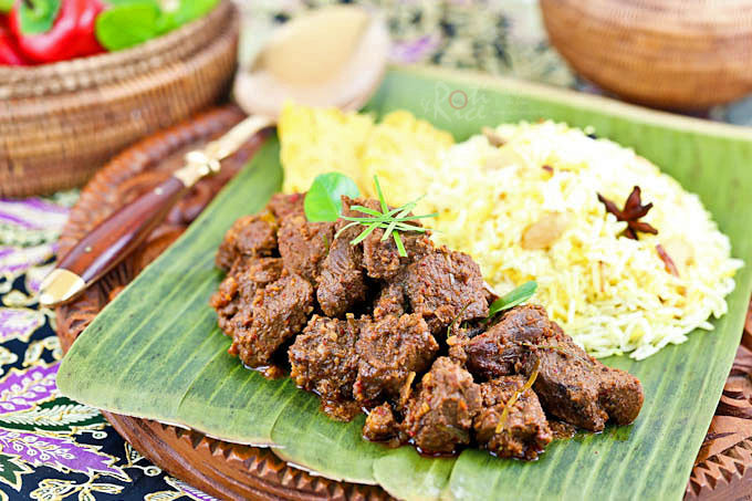 Rendang là tên gọi của một loại cà-ri nấu khô, một món ăn sang trọng thường xuất hiện trong các bữa tiệc của người Malaysia. Món bò Rendang thường ăn kèm với cơm trắng hay cơm gói trong lá tre và nướng sơ trên bếp than. 