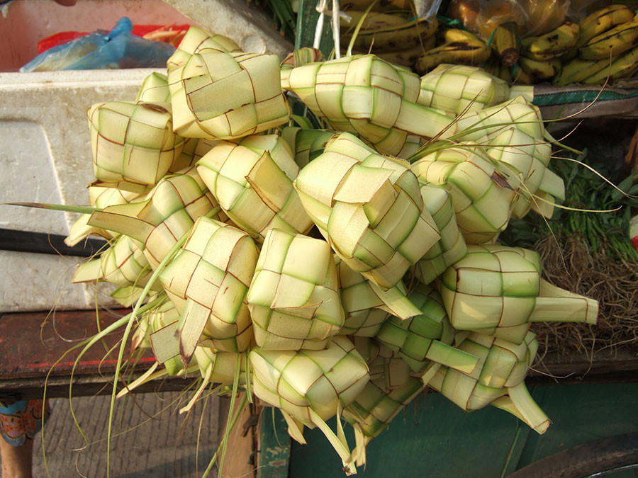 Ketupat – Món ăn bất kể sang giàu: Đó là lý do món ăn này có ngay trong món ăn tết cổ truyền Malaysia. Những người dân nghèo thường mua loại bánh giá rẻ được bán rong ngay trên hè phố và ăn bánh gạo “chay” qua bữa hay cùng một xiên thịt nướng.