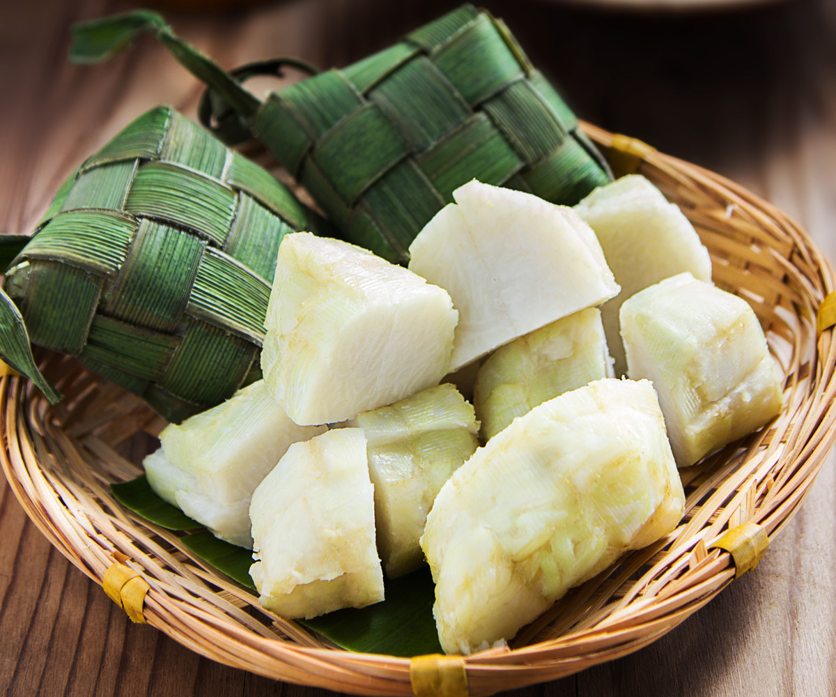 Ketupat được nấu theo nhiều cách khác nhau tùy vào loại gạo, tuy nhiên hai loại phổ biến nhất là ketupat nasi và ketupat pulut. Ketupat nasi được làm từ gạo tẻ và được bao trong lá dừa tạo thành hình vuông còn ketupat pulut làm từ gạo nếp và thường được bao trong một hình tam giác bằng cách sử dụng lá cọ licuala. Ảnh: Internet. 