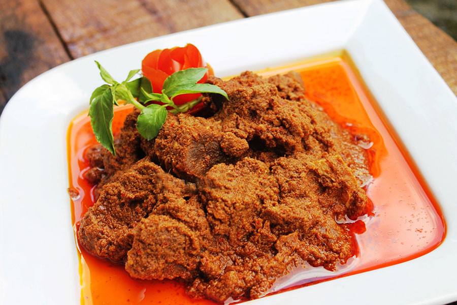 Bò Rendang: Với vị béo của nước dừa hòa quyện với thịt bò mềm và vị cay nồng đặc trưng của món ăn lễ hội Hari Raya, bò Rendang sẽ là bí quyết giúp bạn “hâm nóng” không khí gia đình ngày tết cổ truyền.