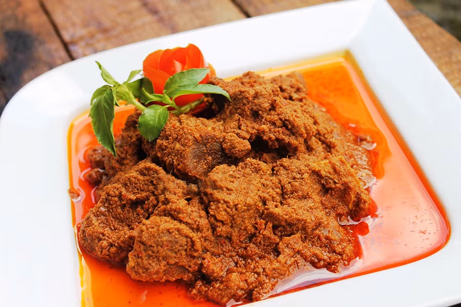 Bò Rendang: Với vị béo của nước dừa hòa quyện với thịt bò mềm và vị cay nồng đặc trưng của món ăn lễ hội Hari Raya, bò Rendang sẽ là bí quyết giúp bạn “hâm nóng” không khí gia đình ngày tết cổ truyền.
