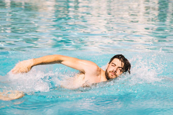 Bơi lội: Vì tình dục là hoạt động cần sự bền bỉ, bơi lội giúp máu lưu thông tốt hơn, tăng khả năng chịu đựng cho nam giới. Bơi lội còn là bộ môn thể thao phù hợp cho các quý ông có vòng eo quá khổ vì béo phì làm giảm đáng kể ham muốn và khả năng tình dục. Bạn nên đi bơi khoảng 3 lần/tuần và mỗi lần khoảng 30 phút để duy trì phong độ. Ảnh: Medium.