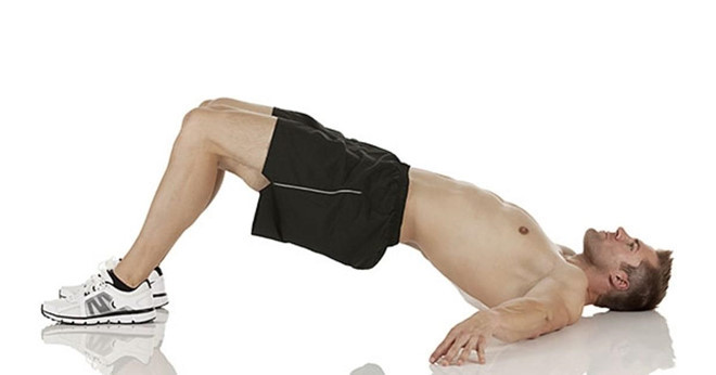 Bài tập Kegel: Theo Medical News Today, Kegel là bài tập thể dục dành cho nhóm cơ mu cụt (cơ nối liền xương mu và xương cụt). Kegel giúp kéo dài thời gian cương dương ở nam giới, đồng thời cải thiện tình trạng xuất tinh sớm. Đó là nhờ lượng máu bơm đến “cậu nhỏ” gia tăng lên rất nhiều sau bài tập này. Cách thực hiện: Bắt đầu bằng cách nhịn tiểu để làm quen với nhóm cơ mu cụt. Sau đó, bạn có thể tập Kegel bất cứ lúc nào và bất cứ nơi nào bằng cách siết chặt các cơ mu cụt. Giữ trong 5 giây, thư giãn và lặp lại khoảng 10-20 lần. Ảnh: Mayoclinic.