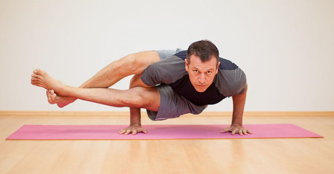 Yoga: Bài tập này giúp cơ thể trở nên uyển chuyển và linh hoạt, tạo điều kiện cho nam giới áp dụng dễ dàng các tư thế mới, ngăn ngừa chấn thương. Kỹ thuật hít thở và thiền định trong yoga cũng được chứng minh giúp ngăn chặn xuất tinh sớm, phòng ngừa căng thẳng có thể tác động tiêu cực tới ham muốn tình dục ở đàn ông. Ảnh: Lelakisihat.