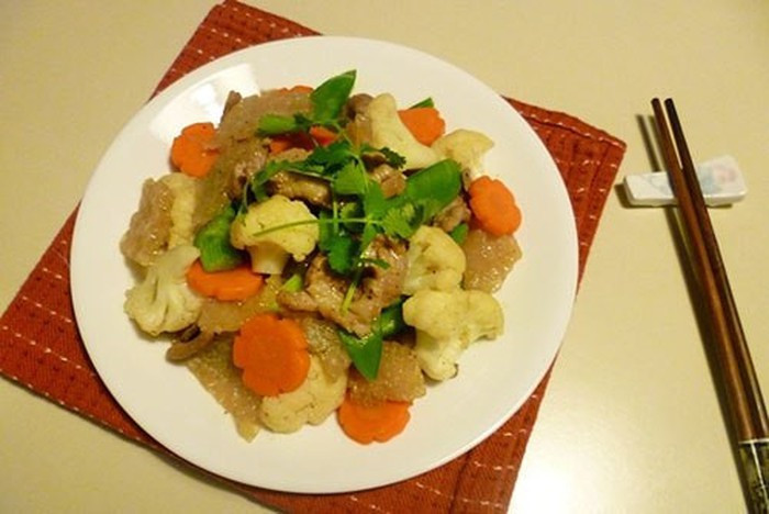 Món xào: Một số món như thịt bò xào cần tỏi tây hay mọc xào rau củ là những gợi ý dễ thực hiện cho đĩa xào trong mâm cỗ.