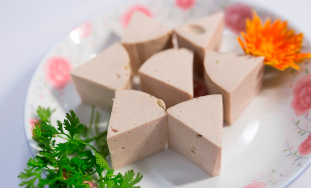 Giò: Một khoanh giò lụa hay giò thủ là lựa chọn quen thuộc và không mất nhiều thời gian chuẩn bị.