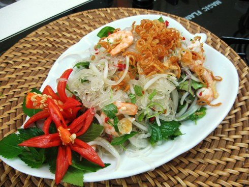 Nộm: Thêm vào một vài món dưa góp, muối chua như hành muối, dưa chuột muối hay dưa giá ngâm giấm… để mâm cỗ thêm đủ vị.