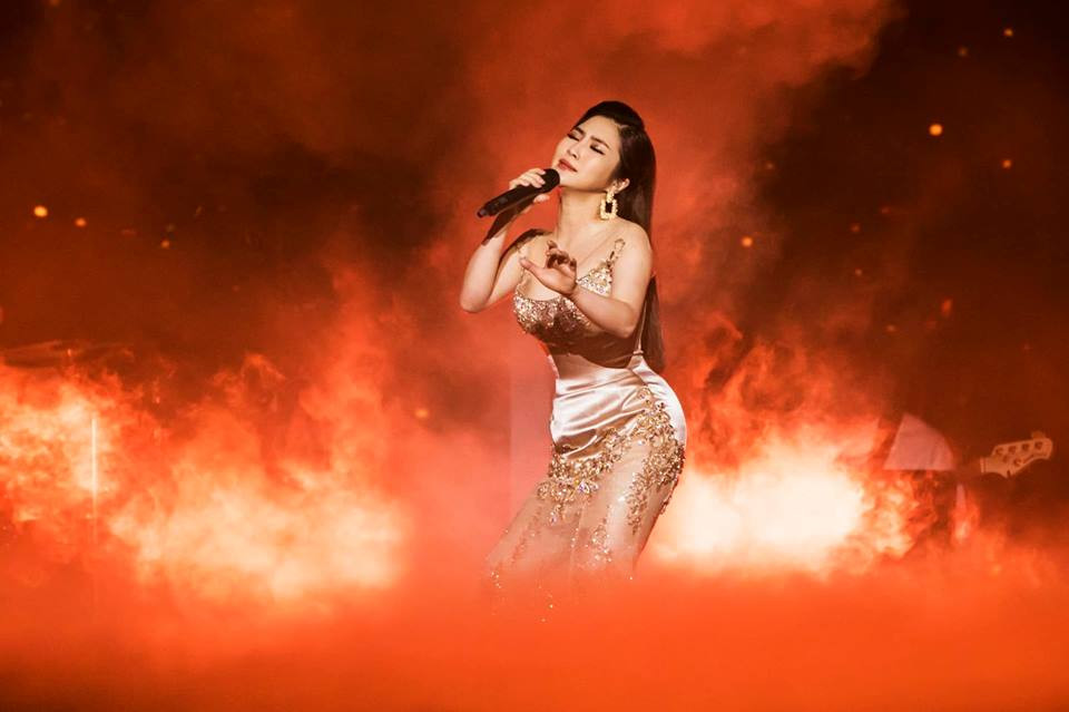 Mới đây, Hương Tràm vẫn mặc hở bạo trên sân khấu bất chấp thời tiết lạnh "cắt da cắt thịt" ở Hà Nội.