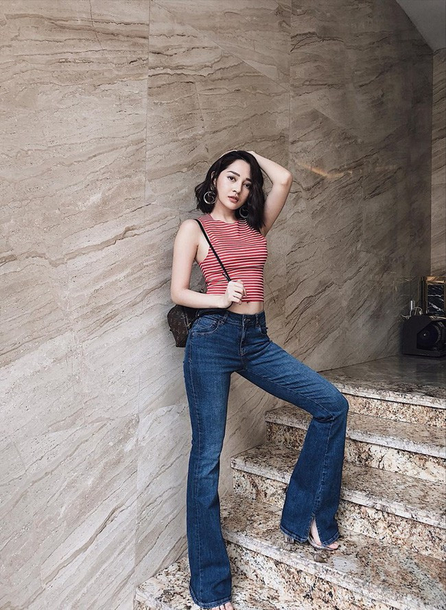 Bất chấp mùa đông, Bảo Anh vẫn diện crop top kẻ không tay và quần jeans ống loe cá tính.
