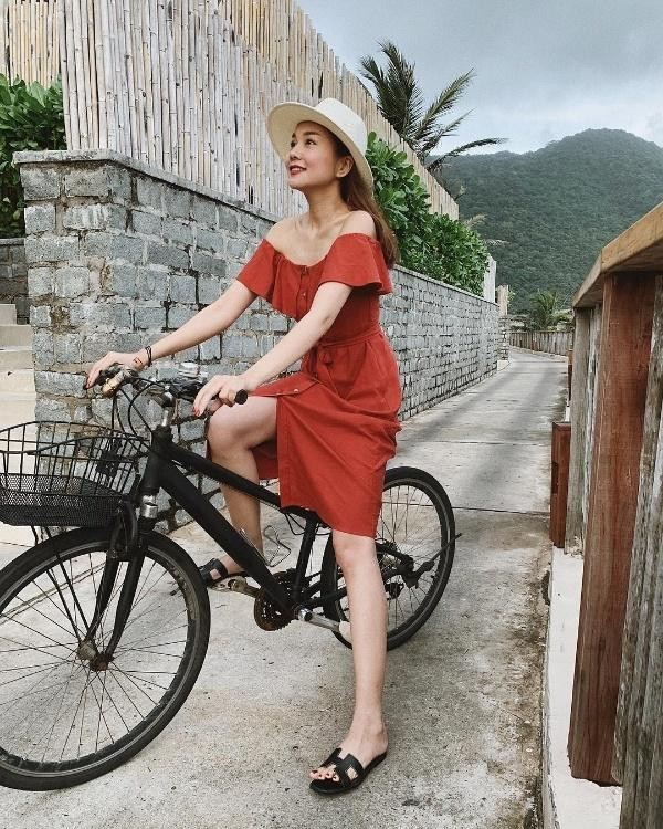 Thanh Hằng diện mẫu đầm liền trễ vai nhún bèo hết sức điệu đà.