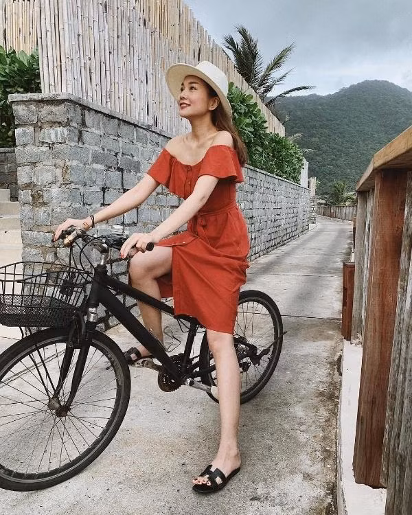 Thanh Hằng diện mẫu đầm liền trễ vai nhún bèo hết sức điệu đà.