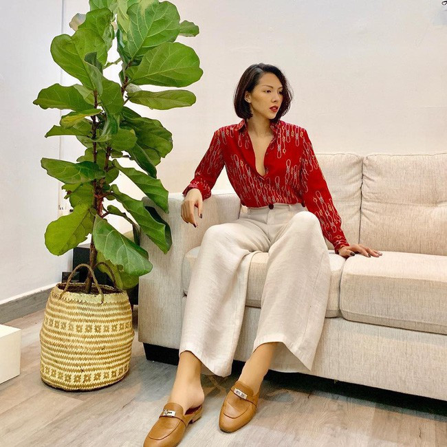 Người đẹp Minh Triệu chọn sơmi gam màu đỏ rực phối với quần ống suông cho những ngày cuối năm.