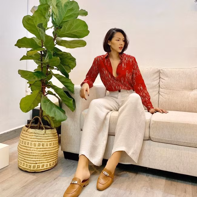 Người đẹp Minh Triệu chọn sơmi gam màu đỏ rực phối với quần ống suông cho những ngày cuối năm.