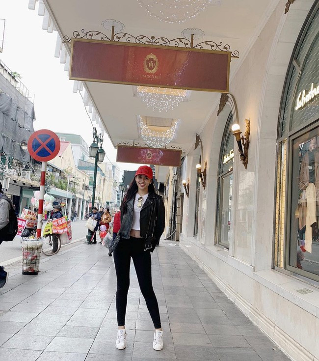 Hà Nội đang buốt giá như vậy mà Tiểu Vy lại có phần hơi mỏng manh khi diện mỗi crop top và jacket da.