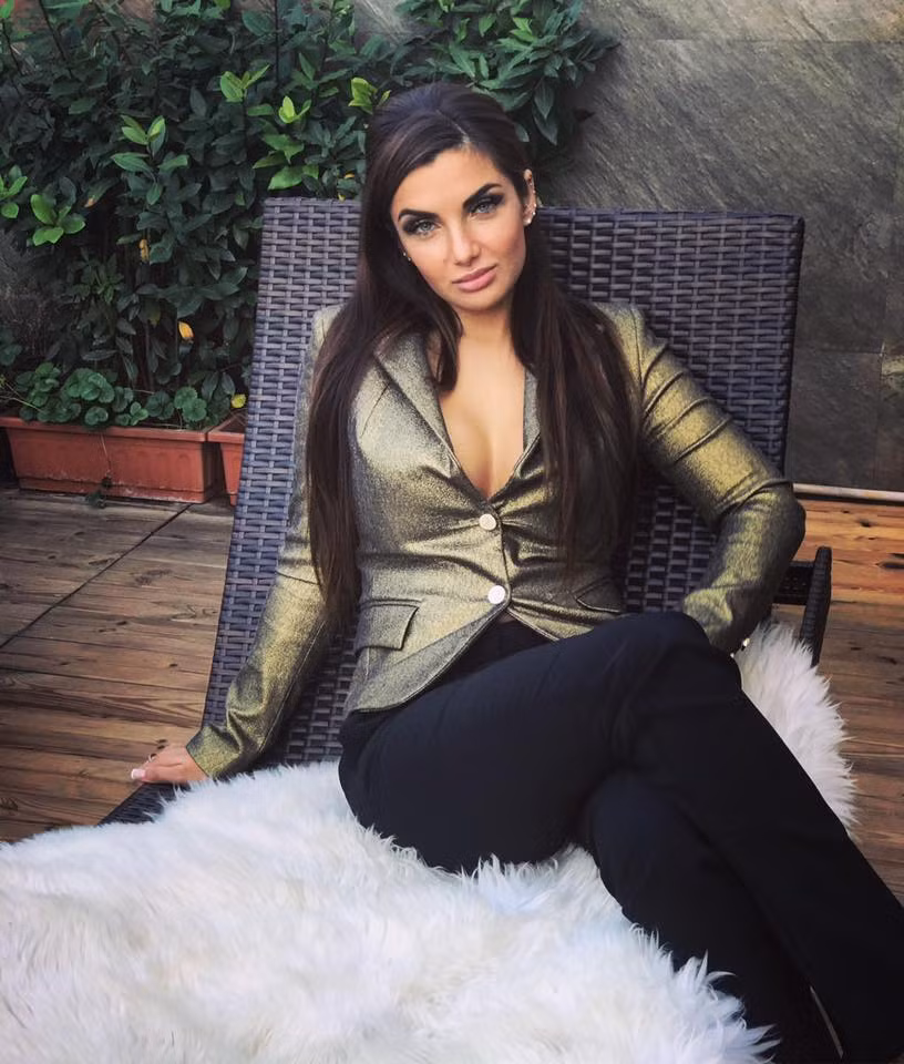 Ái nữ tỷ phú Lamborghini giữ vóc dáng bốc lửa bằng cách đấm đá Ai nu ty phu Lamborghini giu voc dang boc lua bang cach dam da