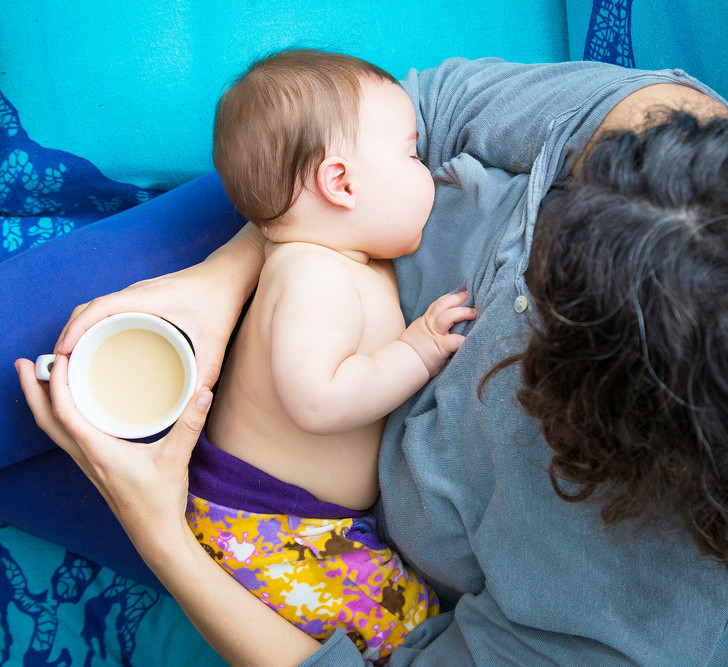 Cho bé bú đủ trước khi ngủ: Bé sẽ tự tỉnh giấc và đòi bú mẹ khi đói, do vậy, hãy cho bé bú no trước khi ngủ. Vì dạ dày của trẻ sơ sinh rất nhỏ nên khoảng 3-4 tiếng bạn nên cho bé bú 1 lần, đừng để bé ngủ lâu hơn 5 tiếng mà không dậy bú. Bạn có thể đánh thức bé dậy và cho bú, sau đó mới đặt bé ngủ lại.