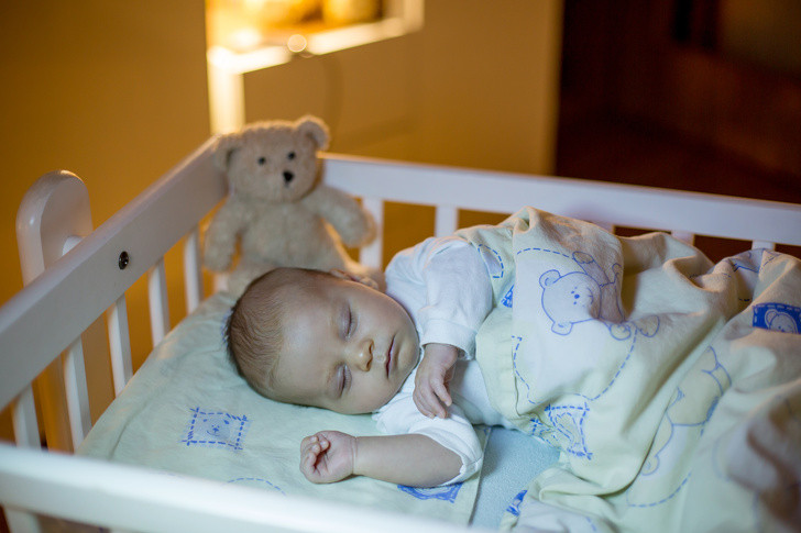 Chú ý giấc ngủ ban ngày: Để ban đêm bé ngủ sâu hơn thì những giấc ngủ ngắn ban ngày bạn nên hạn chế lại không quá 3 giờ đồng hồ cho một giấc ngủ ngày.