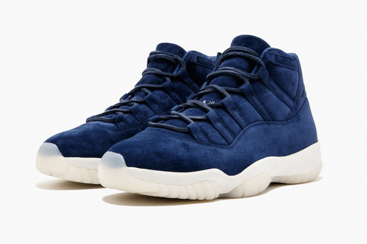 Air Jordan 11 'Jeter' (40.000 USD): Derek Jeter là một trong những huyền thoại bóng chày của đội New York Yankees. Khi cầu thủ này giải nghệ vào năm 2017, Jordan đã tri ân anh bằng cách bán đấu giá 5 đôi giày Air Jordan 11 tại một cửa hàng đặc biệt gần sân vận động của đội. Đôi giày được làm từ da lộn màu xanh navy và in số 2, số áo của Jeter ở gót giày. Khoảng 3 đôi trong số này được mua với giá 30.000 - 50.000 USD. Ảnh: Sneaker Freaker.