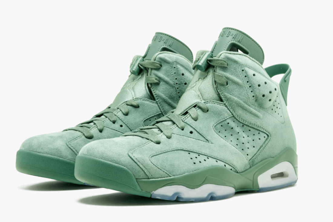 Macklemore x Air Jordan 6 (25.000 USD): Đây là sản phẩm hợp tác giữa hai cái tên đình đám. Điều đặc biệt ở đây là Macklemore cho ra đôi giày đặc biệt da lộn màu xanh rêu với giá đắt đỏ, trong khi ca khúc làm nên tên tuổi của anh - Thrift Shop - lại phê phán những món đồ xa xỉ của giới nhà giàu.