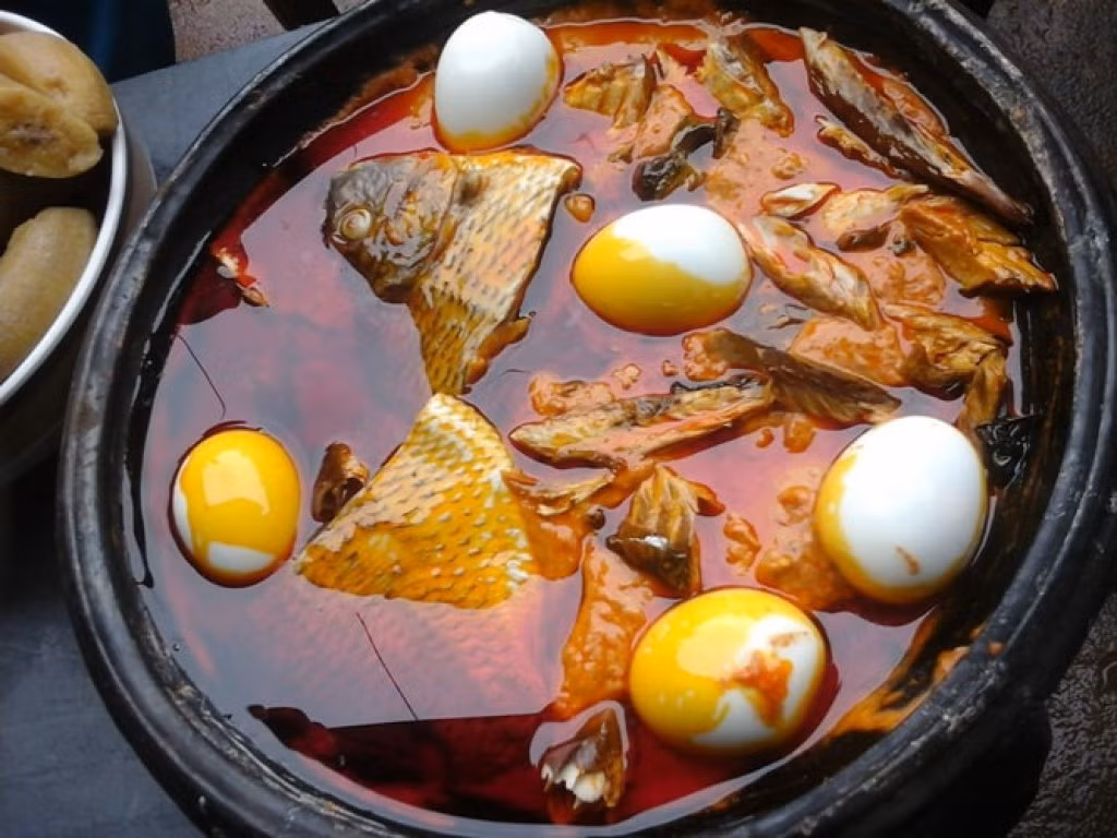 Nkatenkwen từ Ghana: Món hầm Ghanaian thịnh soạn và đầy hấp dẫn này kết hợp sự phong phú của đậu phộng với dầu cọ, cà chua, ớt trộn, hành, tỏi, trứng và thịt hoặc cá. Theo truyền thống, nó được ăn với fufu (bánh bột sắn trộn với bột chuối xanh) nhưng nó cũng có thể được ăn với cơm. Ảnh: Culturetrip.