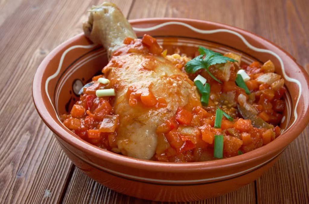 Kedjenou từ Bờ Biển Ngà: Món này bao gồm một món hầm cay được nấu nhừ trong nồi đất nung trên lửa hoặc than. Thường được làm bằng giống gà Phi với nhiều biến thể. Món này thường được ăn kèm với attieke (sắn lát) hoặc các loại tinh bột khác.