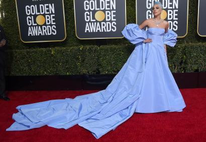 Sự thay đổi hoàn toàn phong cách thời trang của nữ ca sĩ nhận được rất nhiều lời khen từ người hâm mộ.