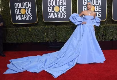 Sự thay đổi hoàn toàn phong cách thời trang của nữ ca sĩ nhận được rất nhiều lời khen từ người hâm mộ.