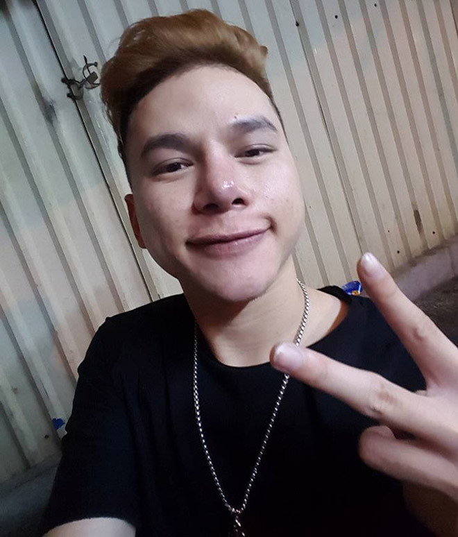 Đây là phần mũi thay đổi khác lạ của ca sĩ Hoàng Tôn, khiến anh ít xuất hiện sau thời gian đầu thẩm mỹ. Chia sẻ lý do vì sao "dao kéo", nam ca sĩ nói: "Tôi quyết định nâng mũi và phẫu thuật cằm để có gương mặt nam tính hơn, ưa nhìn hơn. Với tôi, mình đẹp lên cũng là một cách để thể hiện sự tôn trọng khán giả".