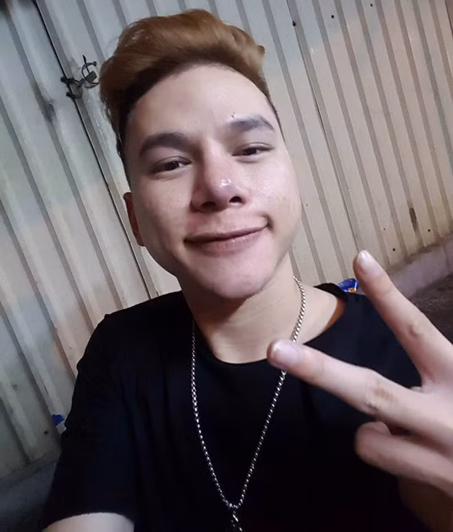 Đây là phần mũi thay đổi khác lạ của ca sĩ Hoàng Tôn, khiến anh ít xuất hiện sau thời gian đầu thẩm mỹ. Chia sẻ lý do vì sao "dao kéo", nam ca sĩ nói: "Tôi quyết định nâng mũi và phẫu thuật cằm để có gương mặt nam tính hơn, ưa nhìn hơn. Với tôi, mình đẹp lên cũng là một cách để thể hiện sự tôn trọng khán giả".