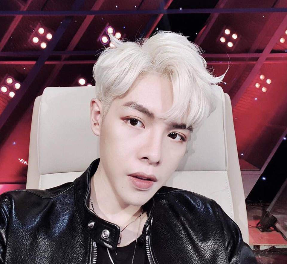 Sau cuộc đại phẫu thuật thẩm mỹ, Đức Phúc "lột xác" ngoạn mục thành một mỹ nam với gương mặt thanh thoát, sống mũi cao và nước da sáng mịn.