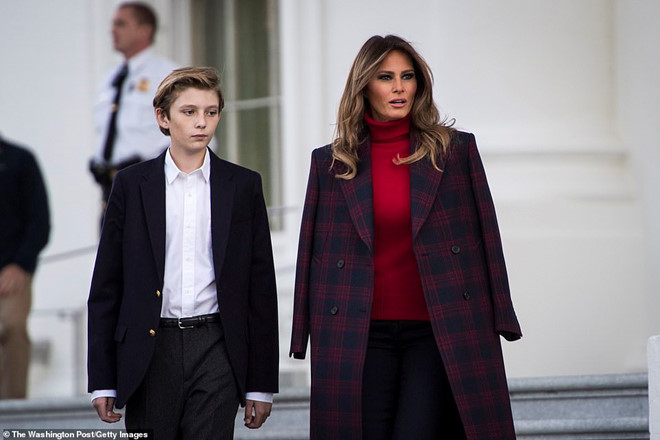 Melania Trump từng tiết lộ con trai không thích mặc đồ có màu sắc nổi bật, thiếu chín chắn. Vì vậy, cậu thường xuyên xuất hiện với vest, áo sơ mi và quần âu.