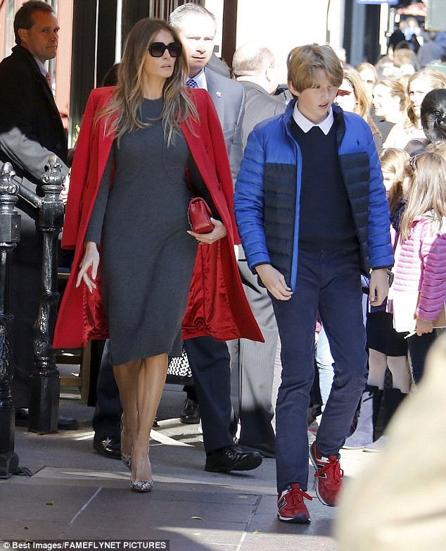 Khi xuống phố cùng mẹ, Barron Trump trông rất năng động với áo len bên ngoài sơ mi, kết hợp quần kaki và áo khoác dày dặn.