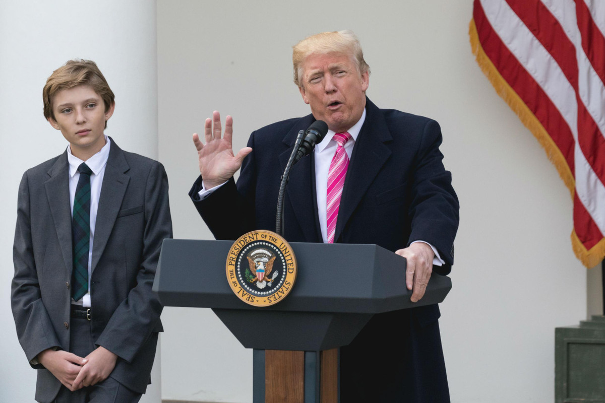 Nhiều cư dân mạng đánh giá phong cách ăn mặc của Barron Trump trông già dặn, không phù hợp với lứa tuổi.