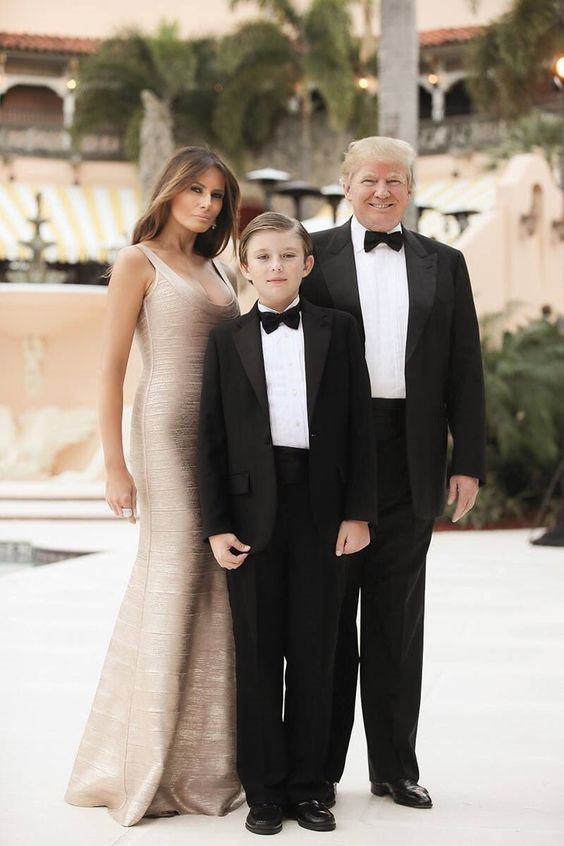 Trang phục chủ đạo của Barron Trump là các bộ vest màu tối với những chi tiết cắt may khác nhau, khá tỉ mỉ.