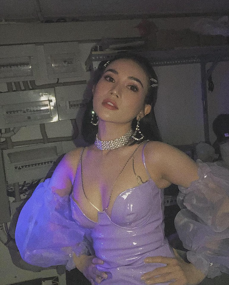Nữ ca sĩ sinh năm 1986 rất chuộng trang phục gợi cảm, mặc váy áo bó sát.
