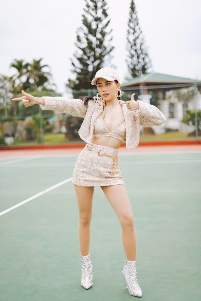 Phong cách thời trang của Sĩ Thanh vừa gợi cảm vừa cá tính.