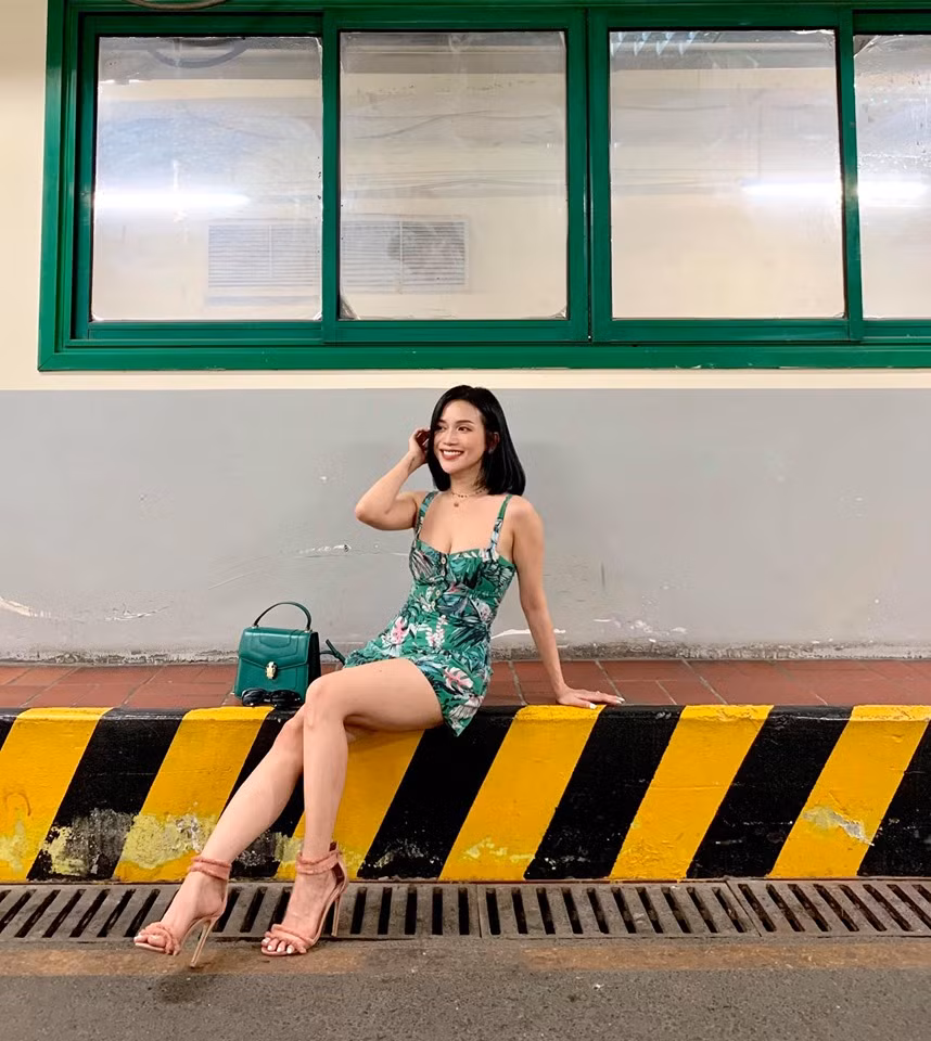 Chiếc váy hai dây cực ngắn phối cùng túi xách cùng tông màu giúp cô nàng khoe chân dài gợi cảm. Ảnh: FBNV.