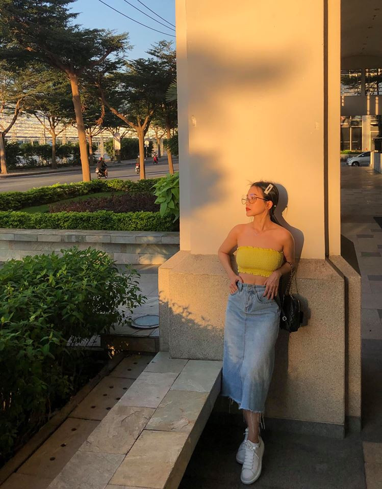 Không sở hữu chiều cao như người mẫu nhưng Sĩ Thanh lại có vóc dáng khá cân đối cùng gương mặt khả ái nên cô khá tự tin với trang phục gợi cảm khoe eo thon.