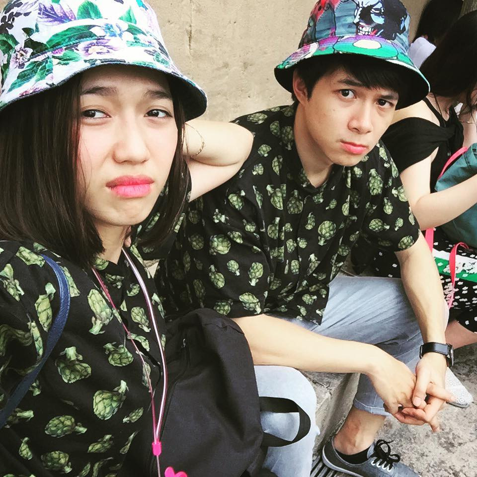 Cả hai diện áo đôi và mũ đôi đi chơi cùng nhau.