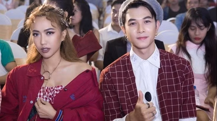 Cả hai cùng diện áo đỏ kẻ karo.