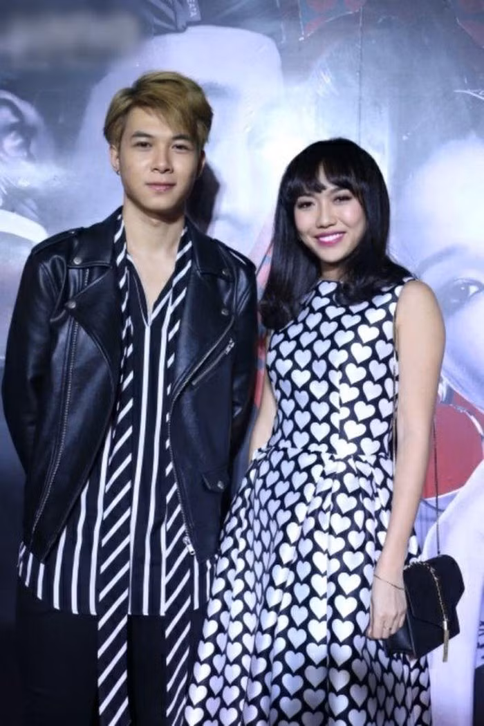 Dù không mặc đồ đôi nhưng Diệu Nhi và Anh Tú vẫn mặc trang phục cùng màu.