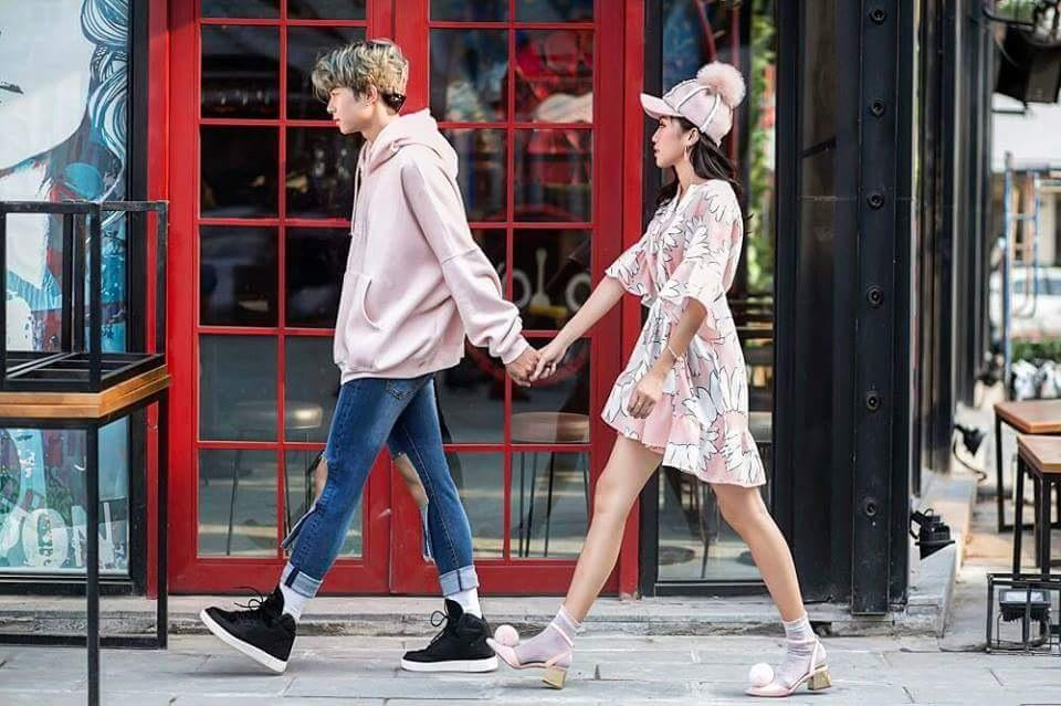 Cả hai cùng diện trang phục màu hồng dắt tay nhau dạo phố. Ảnh: FB, Internet.