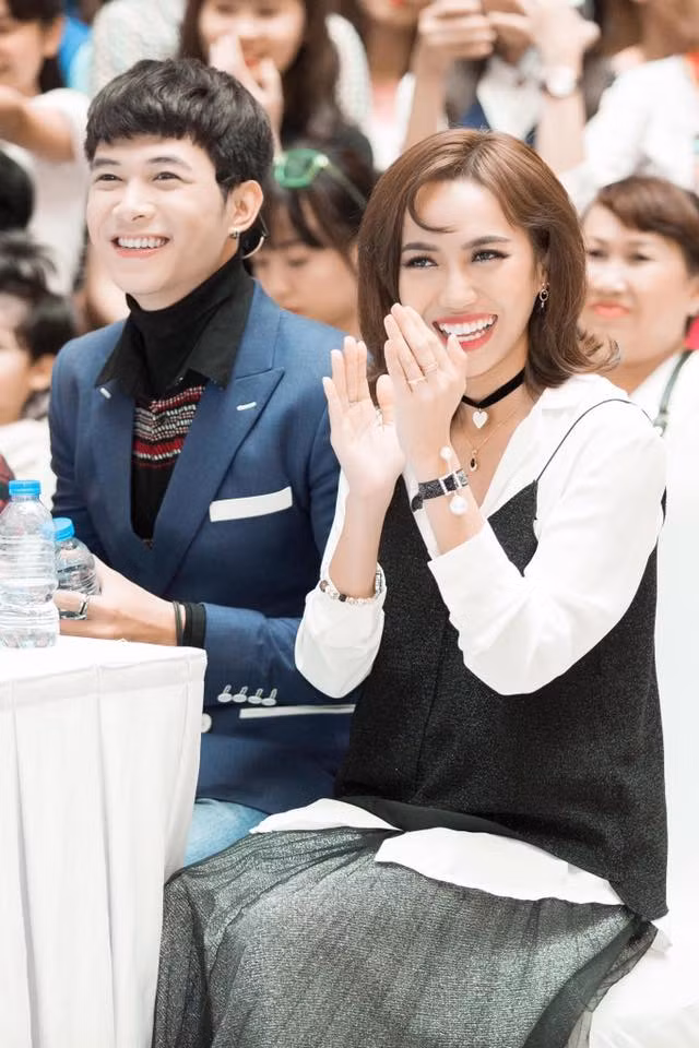 Khi đi sự kiện, cả hai cũng diện trang phục đồng điệu.