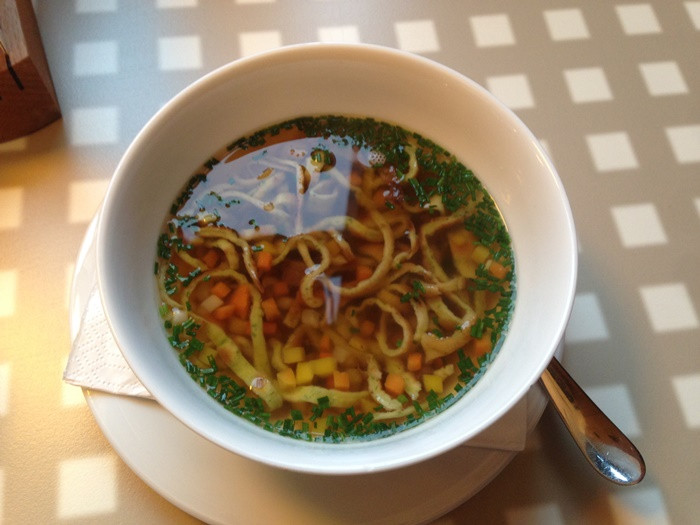 Món súp ở Áo được người dân nơi đây sử dụng hằng ngày và là một đặc sản ở Áo được nhiều du khách dành những lời ngợi ca. Món này được làm từ những nguyên liệu như: cà rốt, củ cải vàng, củ cải, tỏi tây, tất cả sẽ làm nên vị ngon của món nước dùng, bánh bao gan, bánh bao thịt xông khói, dải bánh và trứng...