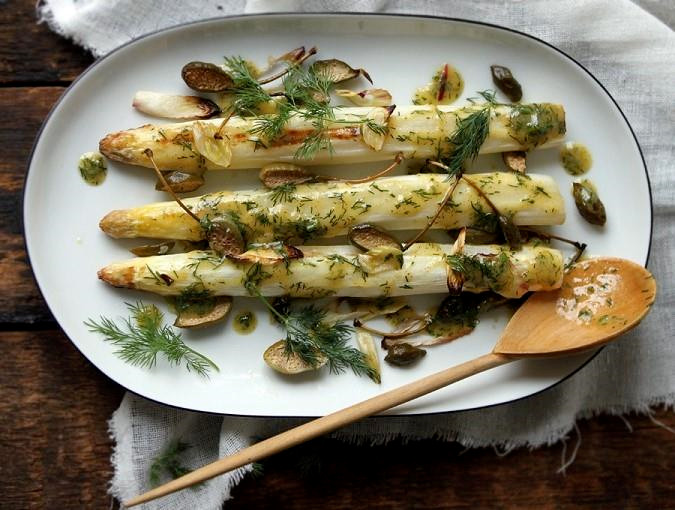 Măng tây là món ăn bạn nhất định phải thử khi đến Áo. Loại rau củ này được người Áo biến tấu theo nhiều công thức độc đáo như sốt bơ, chanh hoặc chế biến thành súp. Măng tây trắng với kích thước lớn, dày thịt, được nhiều thực khách yêu thích hơn măng xanh.