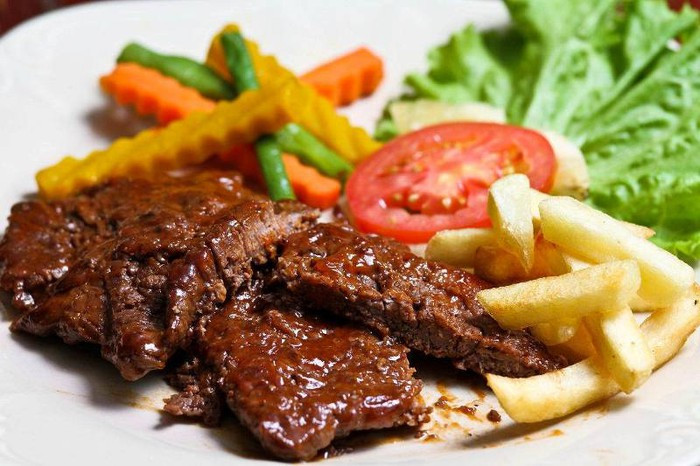 Bò bít tết rán là món ăn nổi tiếng ở Áo mà du khách không thể bỏ qua. Món bò bít tết rán có trong mọi bữa ăn của người Áo. Món ăn này được làm từ thịt bò cắt lát mỏng, sau đó nhúng vào bột mì, trứng cùng vụn bánh mì rồi đem chiên bằng bơ hay mỡ lợn.