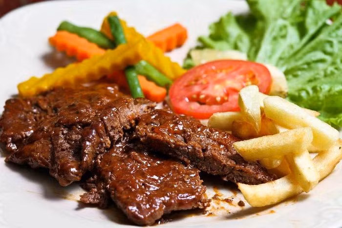 Bò bít tết rán là món ăn nổi tiếng ở Áo mà du khách không thể bỏ qua. Món bò bít tết rán có trong mọi bữa ăn của người Áo. Món ăn này được làm từ thịt bò cắt lát mỏng, sau đó nhúng vào bột mì, trứng cùng vụn bánh mì rồi đem chiên bằng bơ hay mỡ lợn.